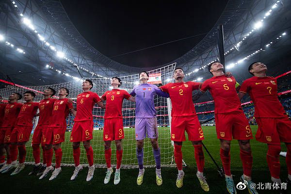 所以，他是真的疯子？还是他不同寻常的探案手法？闪回片段中，李俊拿枪劫持他人，嘶喊着“栽赃嫁祸”